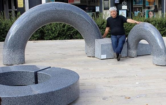 Tetsuo Harada avec l'une de ses oeuvres