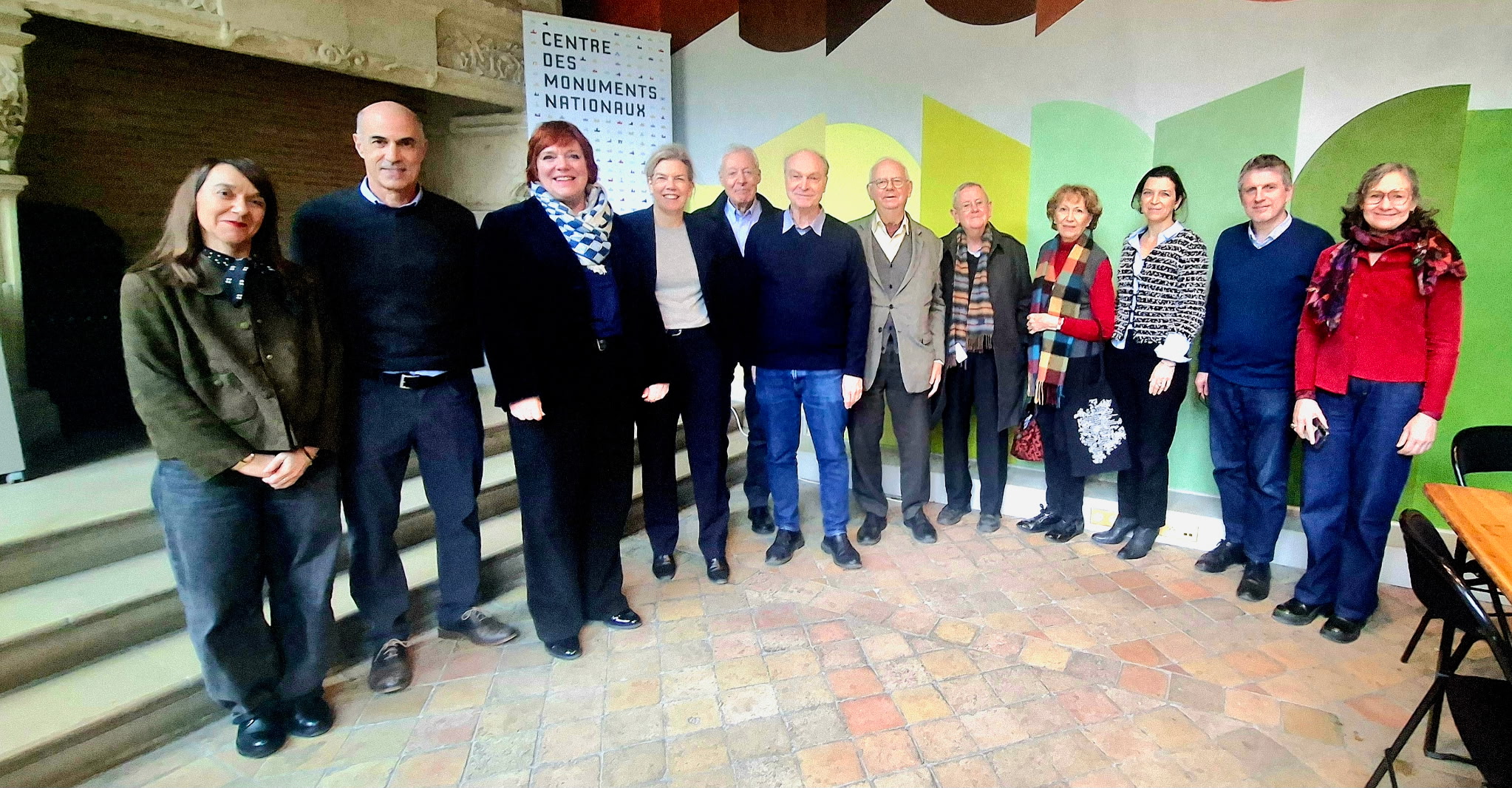 Les journalistes de l'AJP avec Marie Lavandier (3e à partir de la g.) et Hélène Amblès, directrice du développement culturel et des publics (1ère à g.) dans l'Orangerie de l'Hôtel de Sully, dans le Marais, siège du Cmn (photo Christelle Piton)