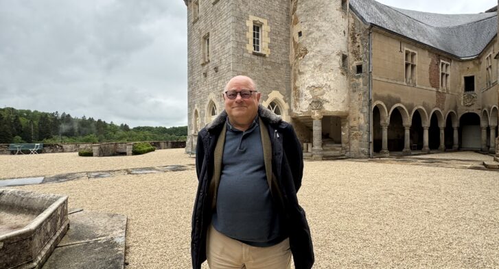 Le comte Philippe de Chastellux devant son château à Chastellux sur Cure (Bourgogne - Franche-Comté, France) le 6 mai 2026 - Photo : Véronique Hamel
