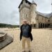 Le comte Philippe de Chastellux devant son château à Chastellux sur Cure (Bourgogne - Franche-Comté, France) le 6 mai 2026 - Photo : Véronique Hamel