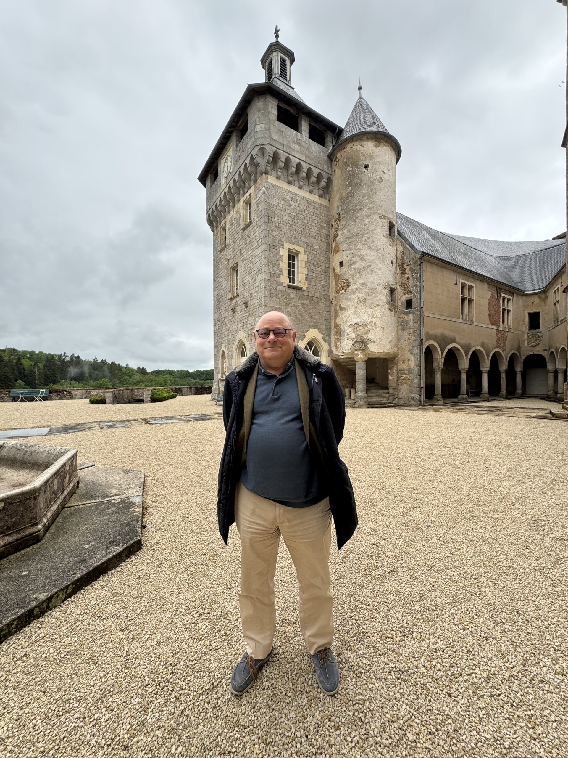 Le comte Philippe de Chastellux devant son château à Chastellux sur Cure (Bourgogne - Franche-Comté, France) le 6 mai 2026 - Photo : Véronique Hamel